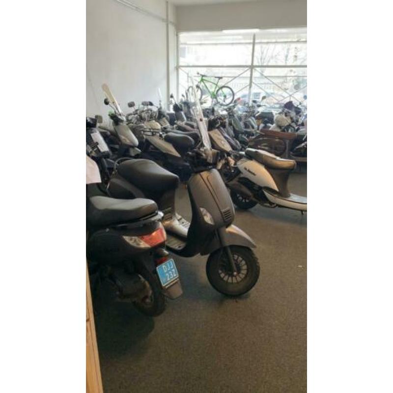 Scooters snorscooter brommers brommer groot party scooters