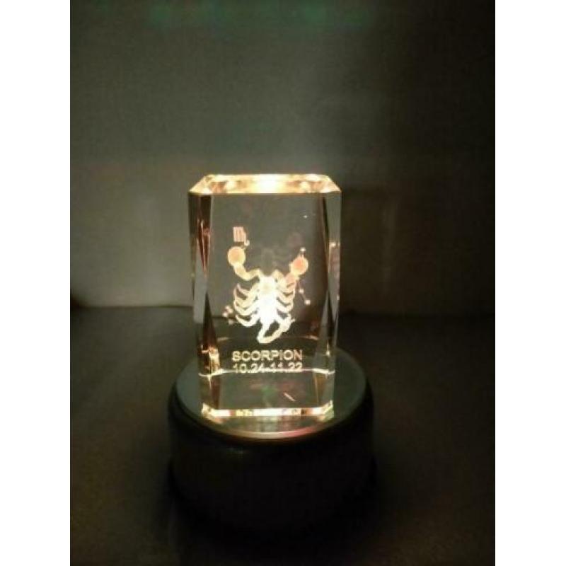 Mooie LASERGRAVURE SCHORPIOEN in glas met 4 kleuren ledplate
