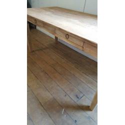 Teakhouten tafel.