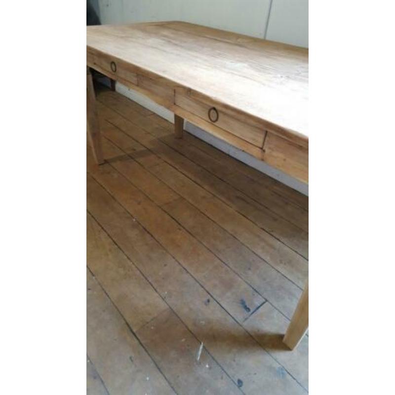 Teakhouten tafel.