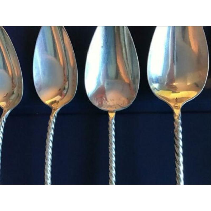 Zes zilveren koffielepeltjes