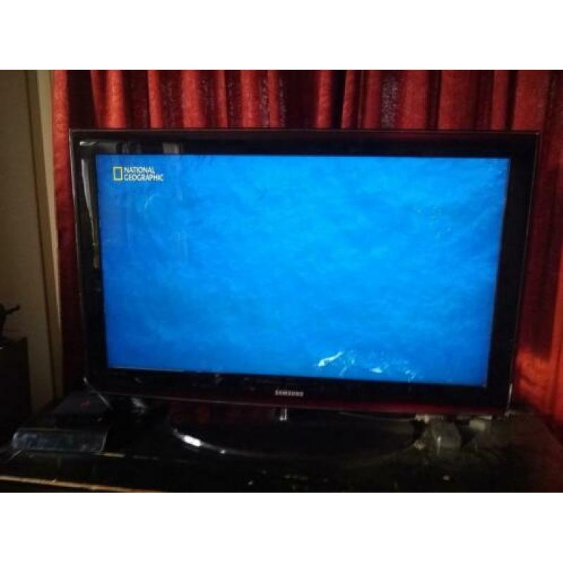 40 inch LCD tv met soms lichte strepen aan een kant