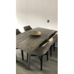 Prachtige eettafel met 4 alcantaran stoelen. 180x90