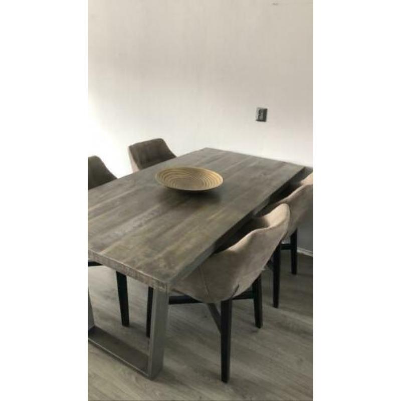 Prachtige eettafel met 4 alcantaran stoelen. 180x90