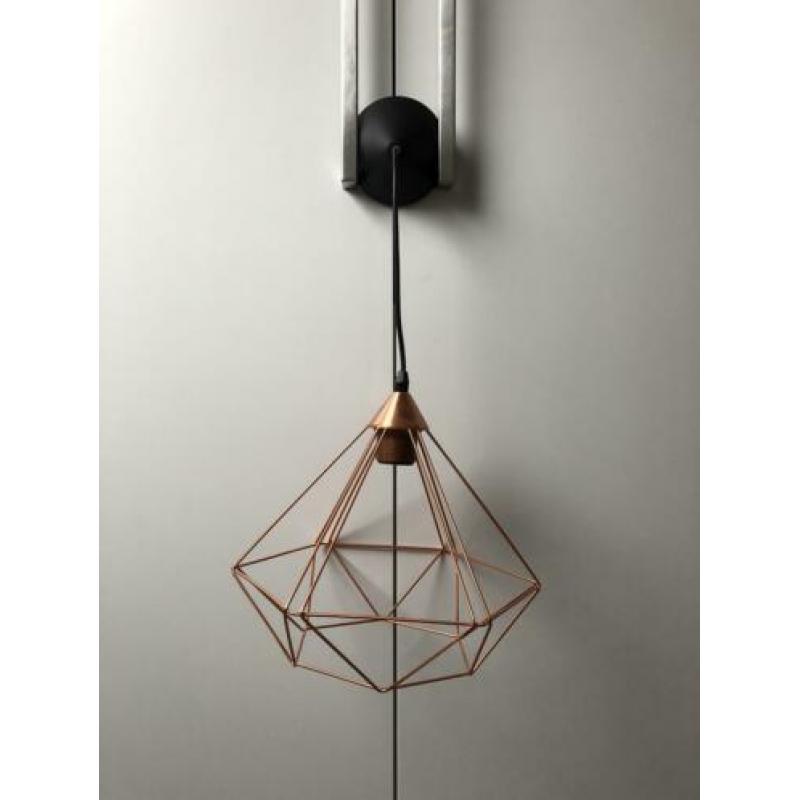 Diverse lampen (rose goud) en zwarte wandrekjes