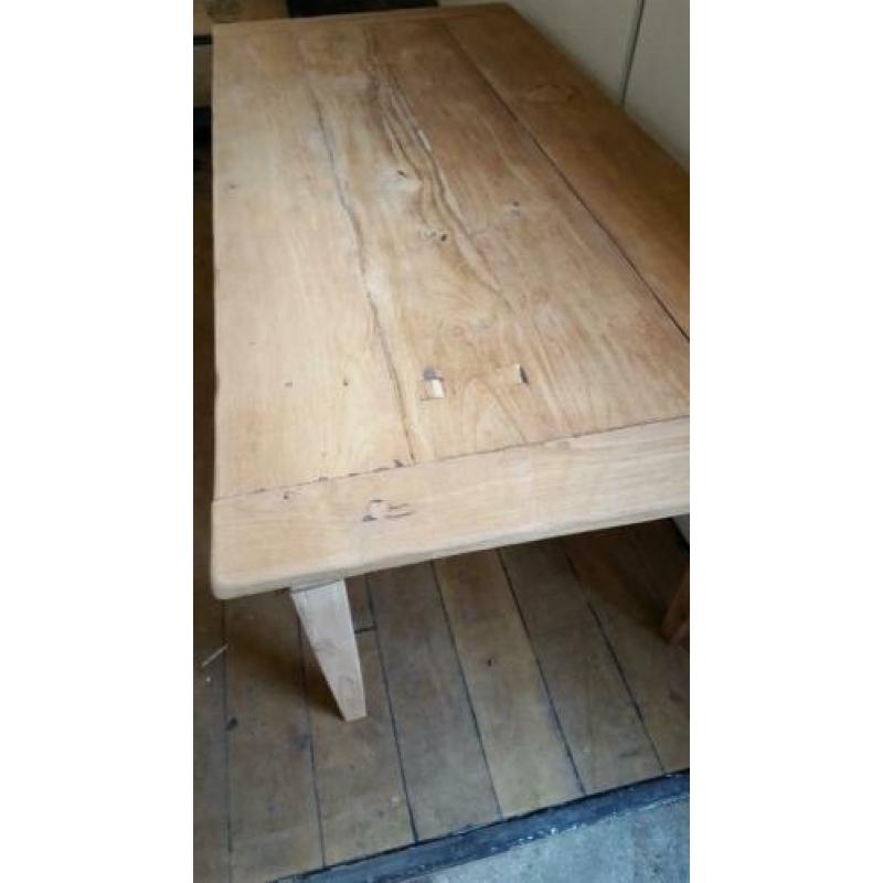 Teakhouten tafel.
