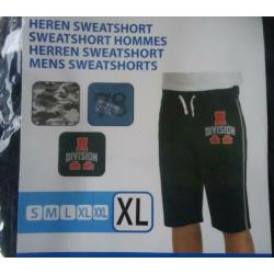 Een nieuwe korte donkerblauwe joggingbroek (maat: XL).