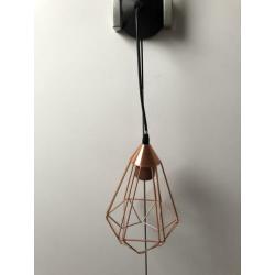 Diverse lampen (rose goud) en zwarte wandrekjes