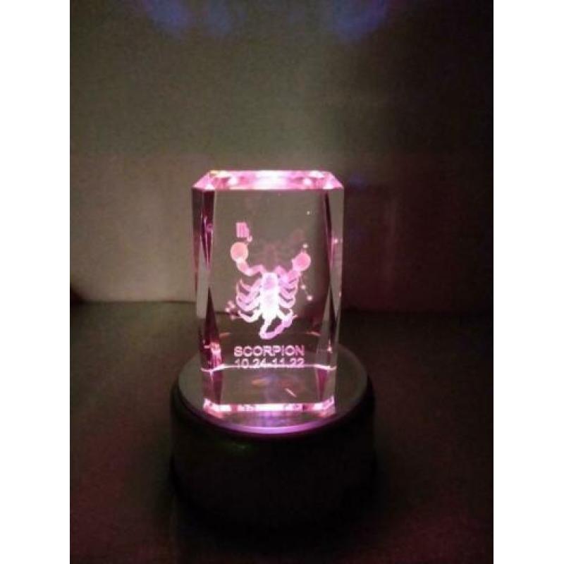 Mooie LASERGRAVURE SCHORPIOEN in glas met 4 kleuren ledplate