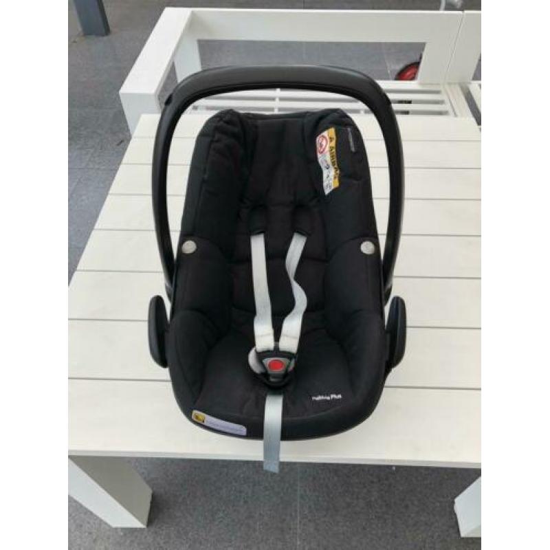 Maxi-Cosi Pebble plus grijs met zit verkleiner