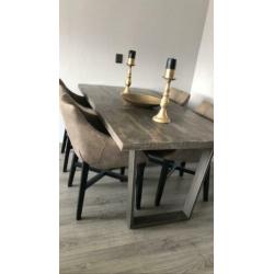 Prachtige eettafel met 4 alcantaran stoelen. 180x90