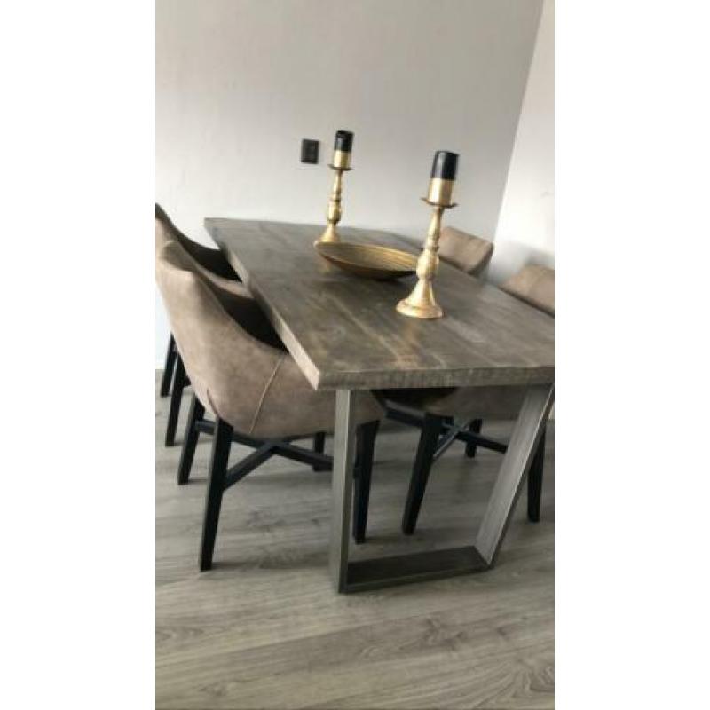 Prachtige eettafel met 4 alcantaran stoelen. 180x90