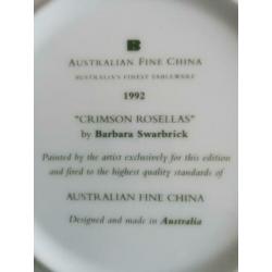 Mooi bord van Australian fine China 1992 crimson rosellas
