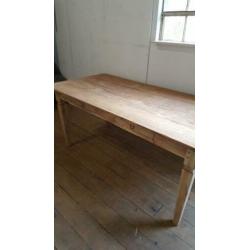 Teakhouten tafel.