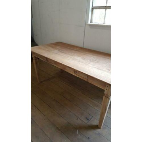 Teakhouten tafel.