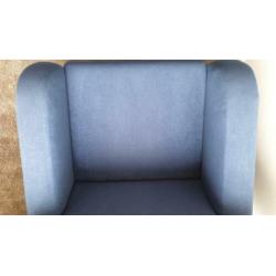 Nette donkerblauwe fauteuil met houten poten.