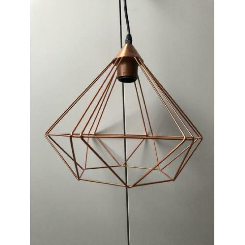 Diverse lampen (rose goud) en zwarte wandrekjes