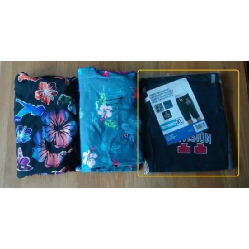 Een nieuwe korte donkerblauwe joggingbroek (maat: XL).