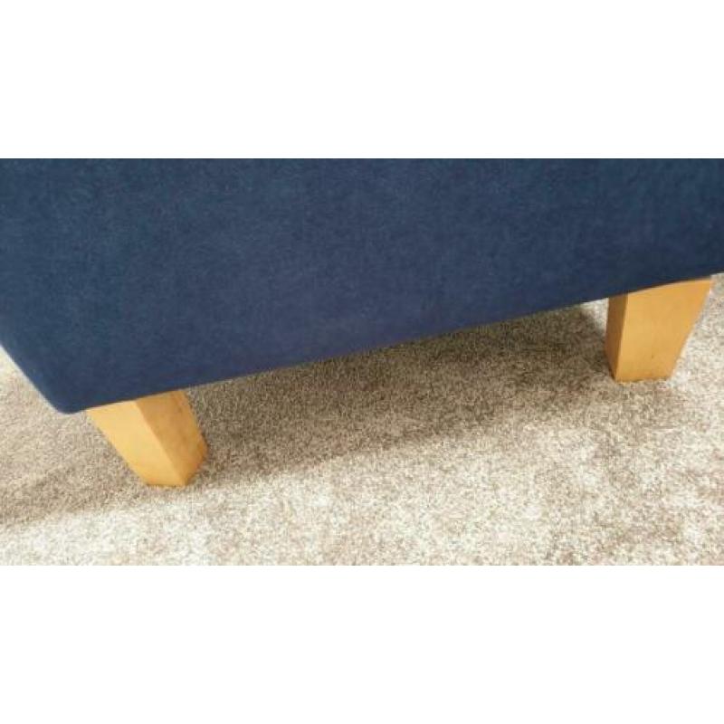 Nette donkerblauwe fauteuil met houten poten.