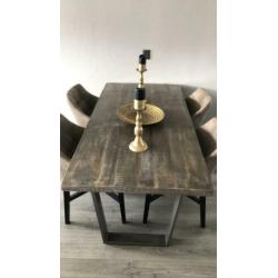 Prachtige eettafel met 4 alcantaran stoelen. 180x90