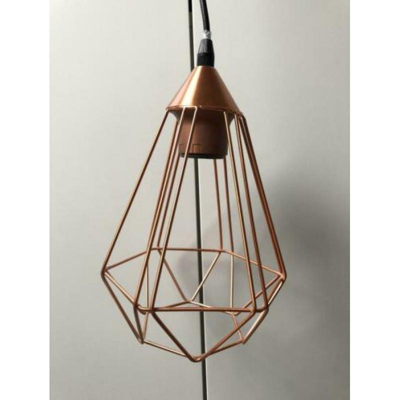 Diverse lampen (rose goud) en zwarte wandrekjes