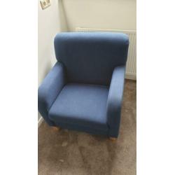 Nette donkerblauwe fauteuil met houten poten.