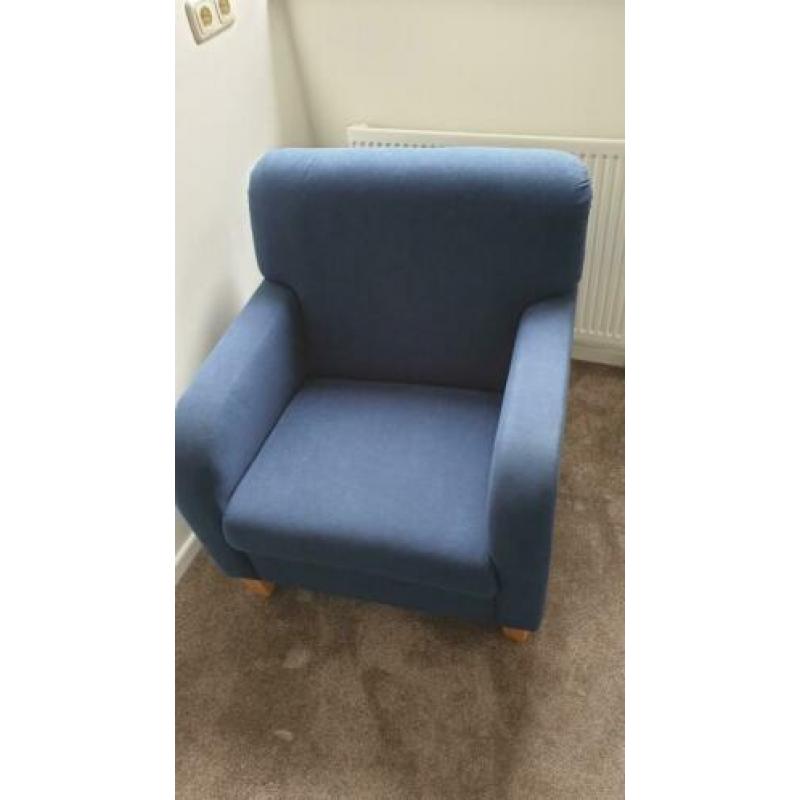 Nette donkerblauwe fauteuil met houten poten.