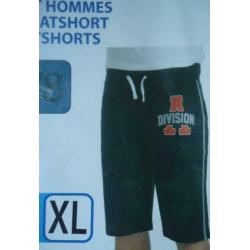 Een nieuwe korte donkerblauwe joggingbroek (maat: XL).