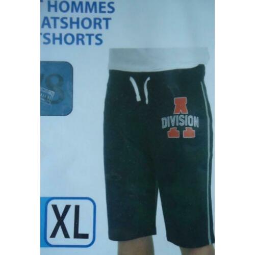 Een nieuwe korte donkerblauwe joggingbroek (maat: XL).