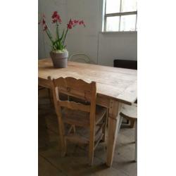 Teakhouten tafel.