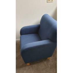 Nette donkerblauwe fauteuil met houten poten.