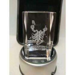 Mooie LASERGRAVURE SCHORPIOEN in glas met 4 kleuren ledplate