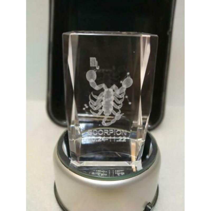 Mooie LASERGRAVURE SCHORPIOEN in glas met 4 kleuren ledplate
