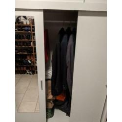 Witte kledingkast met spiegel (nu in bebruik als voorraadkas