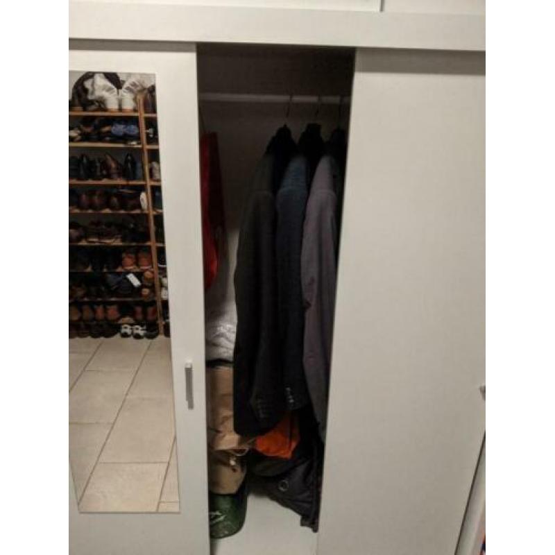 Witte kledingkast met spiegel (nu in bebruik als voorraadkas