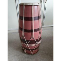 Indiaas dholak/trommel in goede staat.