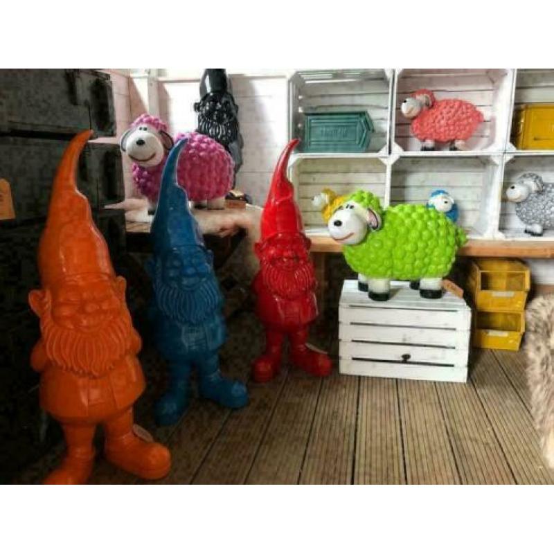 Schapen gekleurd ter decoratie ,leuk voor op kinderkamer e.d