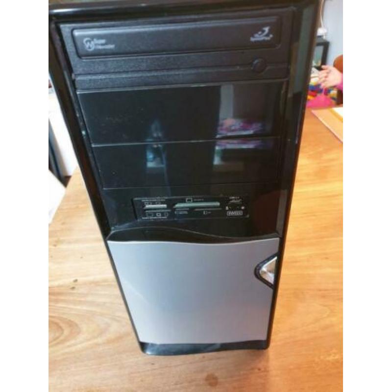 8 core, 16mb ram met dvd brander. Geregistreerde windows pc