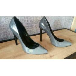 grijze lak pumps met hoge hak