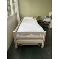 Eenpersoons houten bed merk Flexa