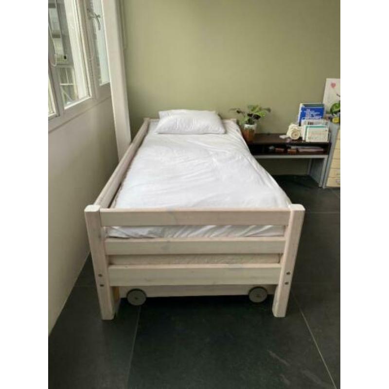 Eenpersoons houten bed merk Flexa
