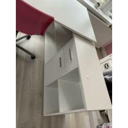 Leuk bureau + roze bureaustoel