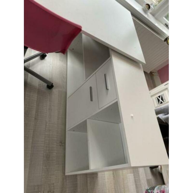 Leuk bureau + roze bureaustoel