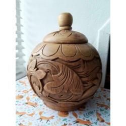 Houtsnijwerk urn houten pot.