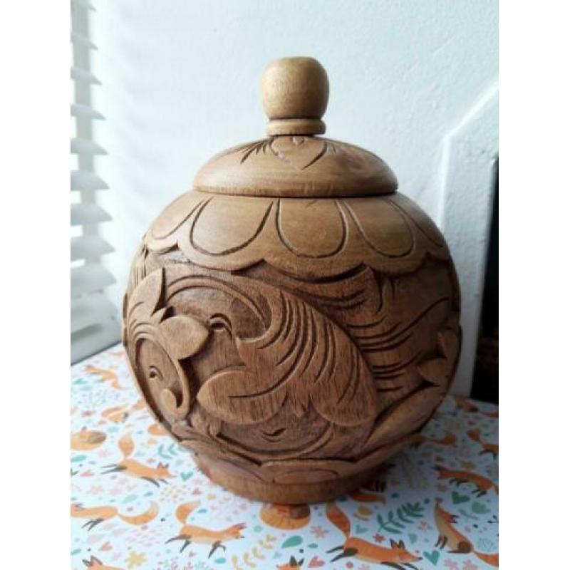 Houtsnijwerk urn houten pot.