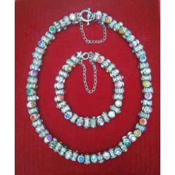 Ketting en armband met meerkleurige tonnetjes