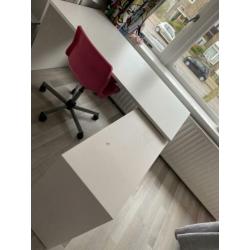 Leuk bureau + roze bureaustoel