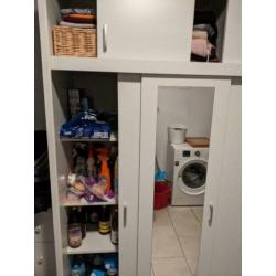 Witte kledingkast met spiegel (nu in bebruik als voorraadkas