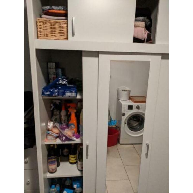 Witte kledingkast met spiegel (nu in bebruik als voorraadkas