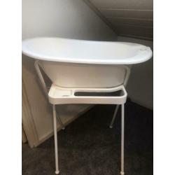 Baby badje met standaard,afvoerslang,wasbakken, thermometer